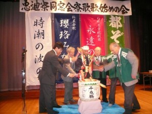 コモ樽の美酒が飛び散るほど威勢のよい鏡割り