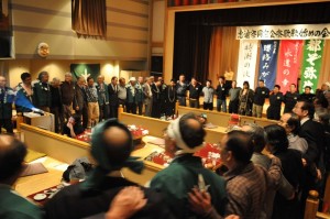 肩を組み合い「都ぞ弥生を5番まで高唱する参加者