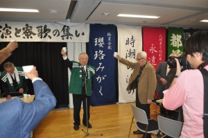 「時潮の波の」作曲者・寺井幸夫先輩を迎えて乾杯（右）寺井君、（左）横山会長