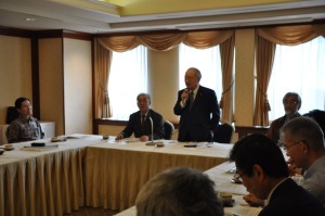 理事会で挨拶する横山会長