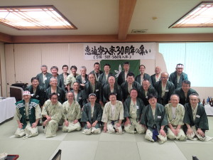 全員で記念写真。その後全員で二次会へ突入