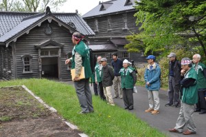 旧寮舎前花壇の植栽を話し合うOB