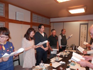 皆で寮歌を高唱 皆で寮歌を高唱