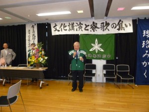 挨拶する横山会長