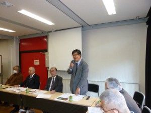 北大の近況を説明する三上隆理事・副学長