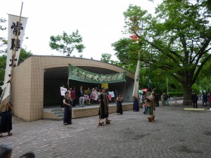 樽商應円團の到着を待つ北大応援団