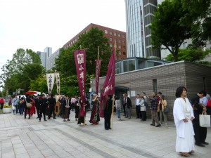 北大応援団参謀の先導により会場（大通西6丁目）へ向かう商大應円團