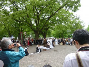 挑戦状を読み上げる商大應円團