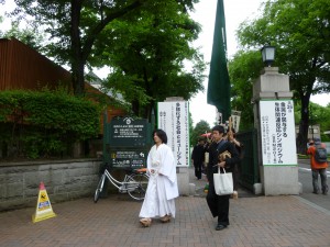 参謀の先導で北大正門を出る応援団