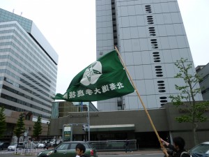 団旗をなびかせて最初の目的地・道庁に向かう応援団 