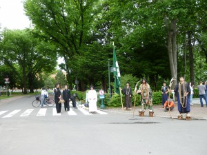 クラーク像の前で微動だにしない応援団
