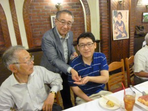 参加者に200円のキャッシュバックをする谷口副幹事長（中）