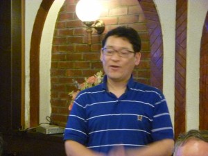 トップバッターで歌う佐野君