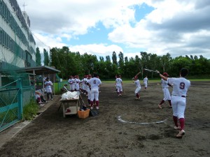 試合開始前の商大野球部の選手の様子