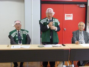 挨拶する横山清会長