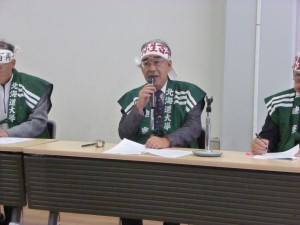挨拶する横山清会長