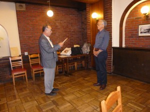 DD制作委員長を務めた白浜憲一同窓会代表幹事（左側、S40）