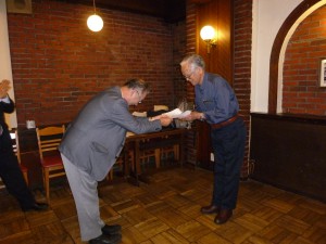 本企画の糸口を作ってくれた川原幸則さん（東京在住、S31）に感謝状を贈呈