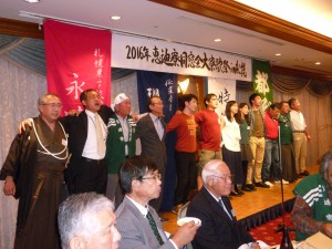 商大「若人逍遥の歌」を歌う商大・北大の面々