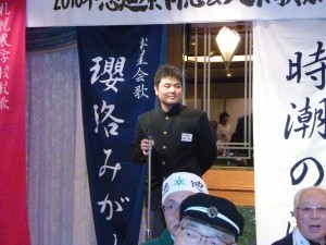 最近作成された寮歌指導をする我如古弥司君（H22）