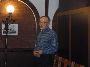 ギターリスト宮下祥子さんについて語る内藤春彦北海道支部長（S40）