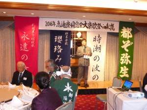 来賓のご挨拶をする三上隆理事・副学長及び北海道大学ほっかいどう同窓会会長