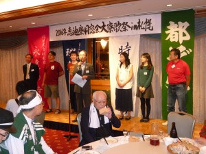 ご挨拶する商大中川廣太郎様（昭32文行寮入寮）