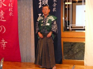 「都ぞ弥生」斉唱の音頭をとる大谷文昭君（S43入学）