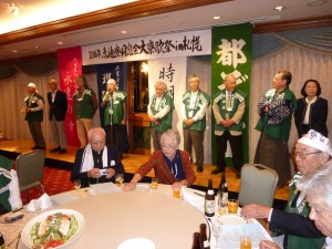 CD「都ぞ弥生～音楽の風景～」政策に関わった人たちの紹介をする白浜憲一制作委員長（S40）