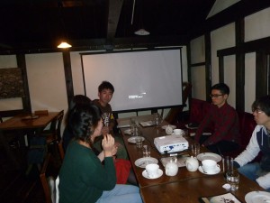 参加者と質疑応答する箱山昴汰君(左奥)