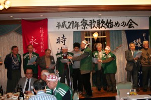 中国語版「都ぞ弥生」を歌う訳歌者須賀正太郎君(S28入寮)他