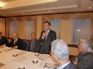 挨拶をされる名和北大総長