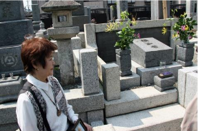 河田悠紀恵さんや北大同窓生によって建てられた横山家の墓石の後ろに歌詞を刻んだ墓標